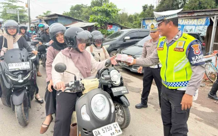 Menjelang Buka Puasa, Satlantas Polres Batola Turun ke Jalan Berbagi Takjil