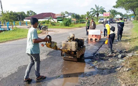 Respons Cepat Polres Batola Cegah Kecelakaan Akibat Jalan Rusak di Puntik Luar
