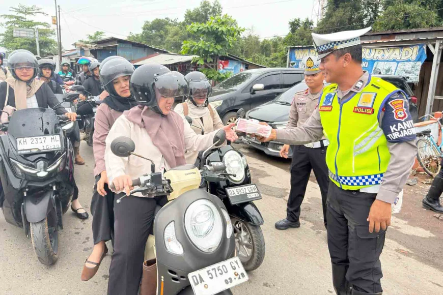 Menjelang Buka Puasa, Satlantas Polres Batola Turun ke Jalan Berbagi Takjil