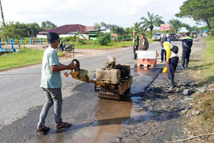 Respons Cepat Polres Batola Cegah Kecelakaan Akibat Jalan Rusak di Puntik Luar