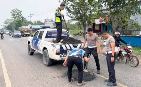 Jelang Arus Mudik Lebaran 2026, Satlantas Polres Batola Tambal Puluhan Lubang di Jalan