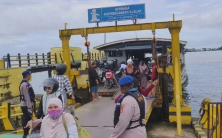Arus Penyeberangan Meningkat, Satpolairud Polresta Banjarmasin Siaga di Dermaga Feri Alalak