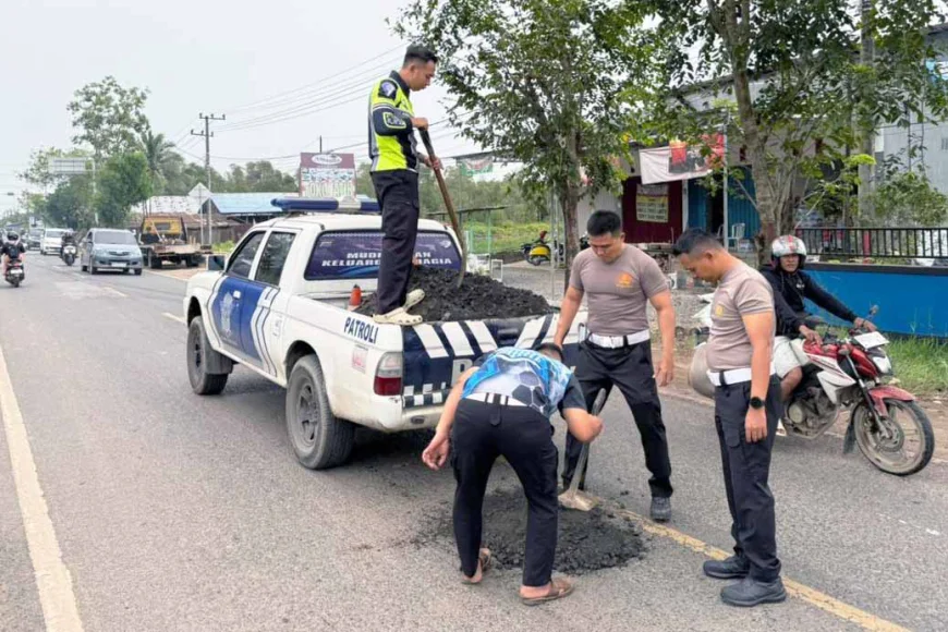 Jelang Arus Mudik Lebaran 2026, Satlantas Polres Batola Tambal Puluhan Lubang di Jalan