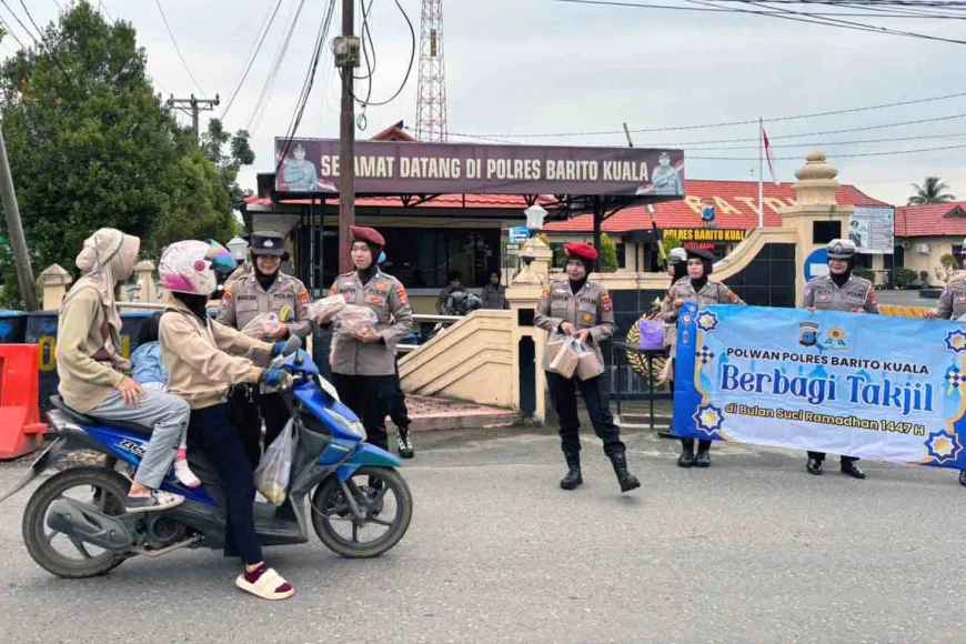 Sentuhan Humanis Polwan Batola, Berbagi Takjil Menjelang Berbuka