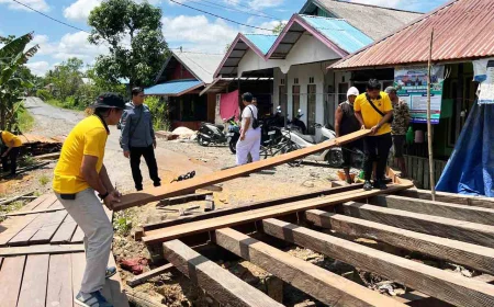 Polres Batola Kawal Pembangunan Jembatan Merah Putih Hingga Ikut Gotong Royong