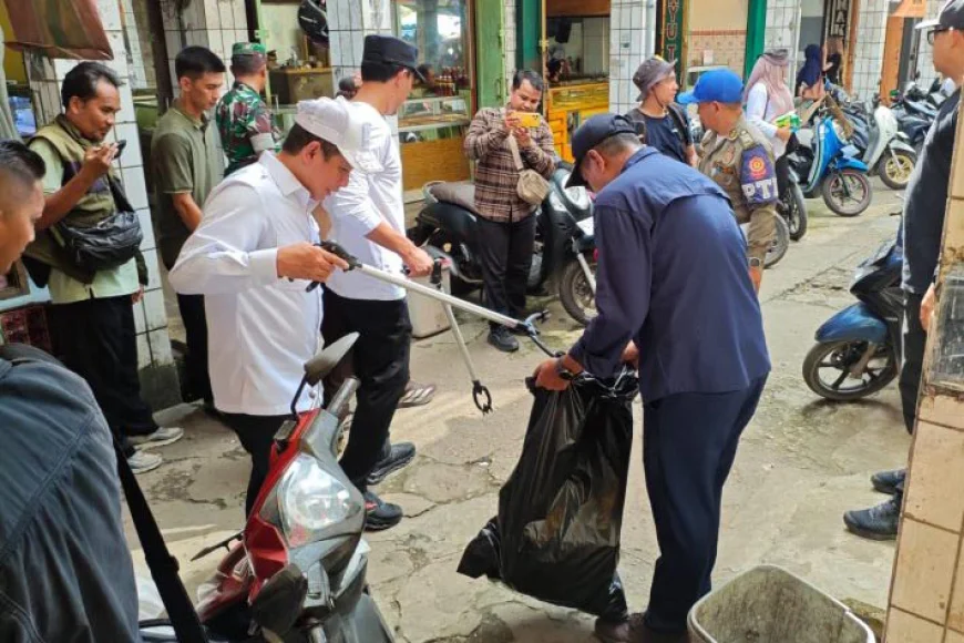 Pungut Sampah di CBS Martapura, Menteri LH Dorong Banjar Kembali Raih Adipura