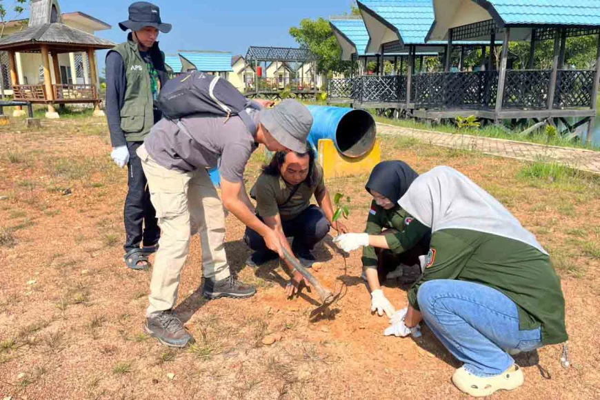 Kolaborasi Pepelingasih, Rumah Zakat, dan Jurnalis Batola Menghijaukan Jejangkit Ecopark
