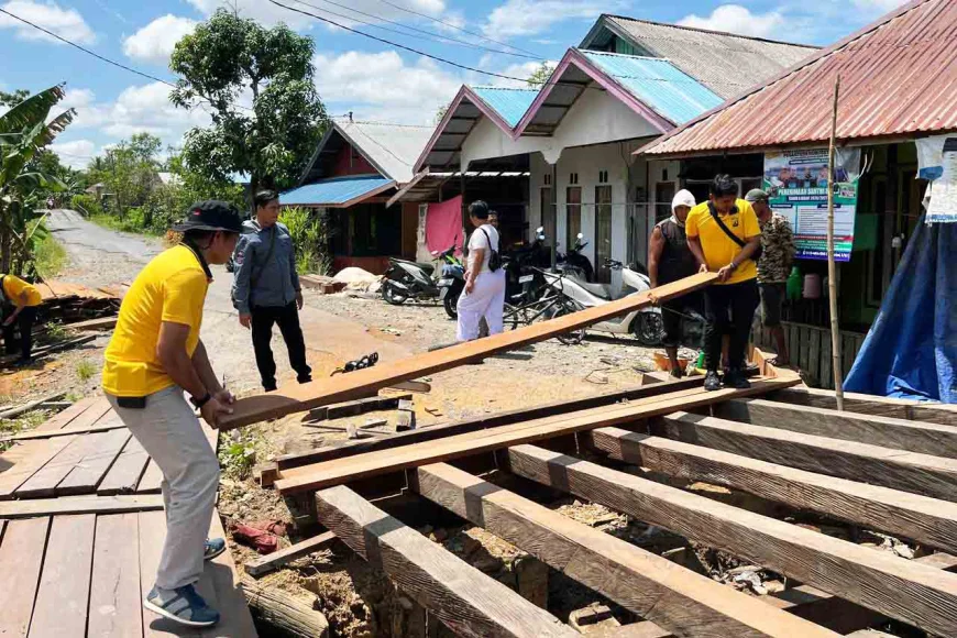 Polres Batola Kawal Pembangunan Jembatan Merah Putih Hingga Ikut Gotong Royong