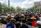Sopir Angkutan Berujuk Rasa di Kantor Gubernur Kalsel, Protes Harga Solar dan Pungli