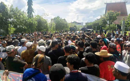 Sopir Angkutan Berujuk Rasa di Kantor Gubernur Kalsel, Protes Harga Solar dan Pungli