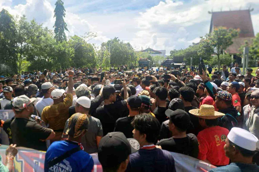 Sopir Angkutan Berujuk Rasa di Kantor Gubernur Kalsel, Protes Harga Solar dan Pungli