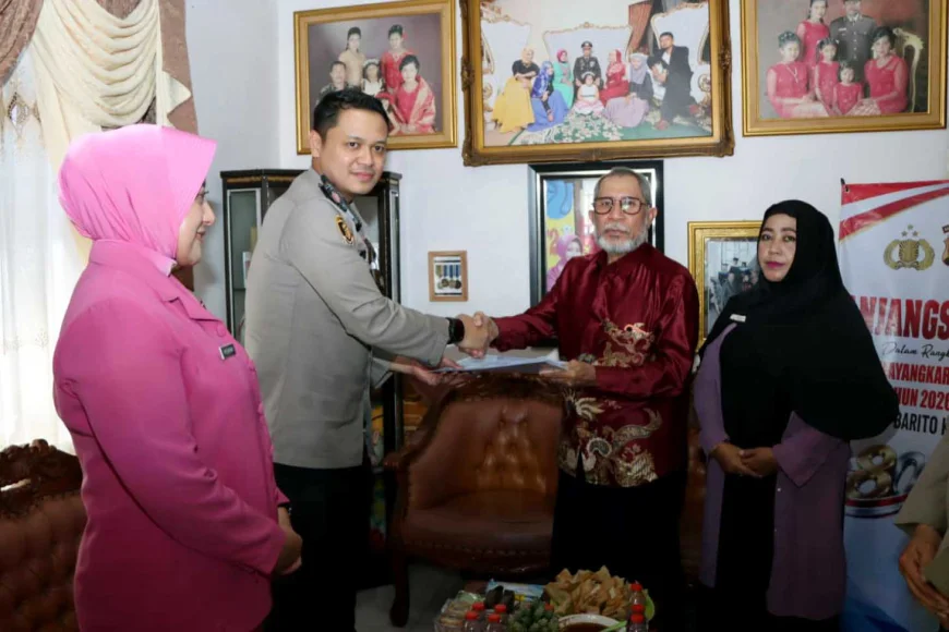 Sambut Hari Bhayangkara ke-80, Polres Batola Berbagi Kasih Kepada Purnawirawan, Anak Yatim dan Warga