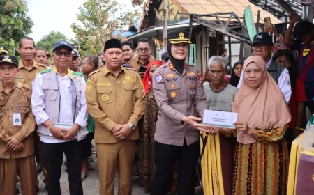 Temui Korban Kebakaran Muara Pulau, Kapolres Batola Salurkan Bantuan
