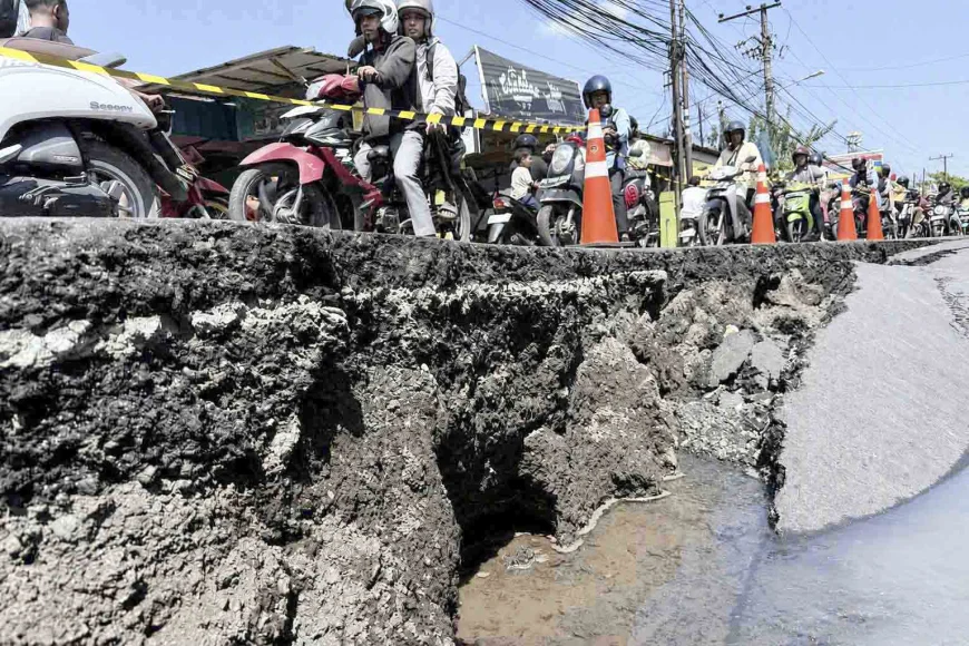 Detik-detik Jalan Veteran Banjarmasin Ambles, Warga Sebut Pernah Retak Sebelumnya