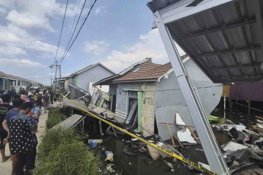 Tiga Rumah Ambruk Bersamaan di Kertak Hanyar Banjar, Seorang Penghuni Meninggal