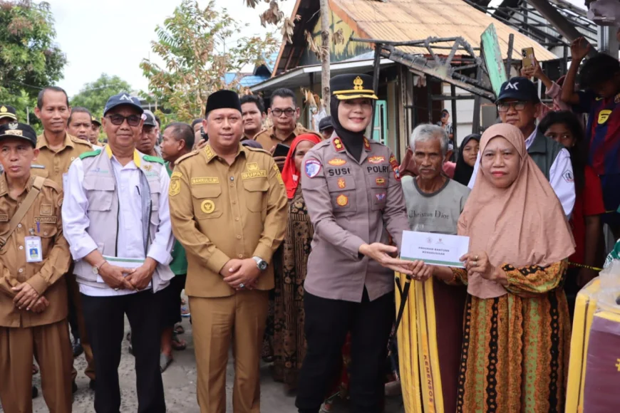 Temui Korban Kebakaran Muara Pulau, Kapolres Batola Salurkan Bantuan