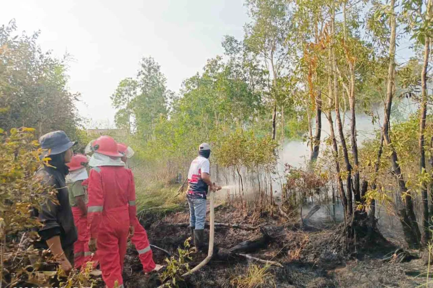 Karhutla di Jejangkit Meluas, Julong Group Bersama Polres Batola dan Relawan Berjibaku Hingga Malam