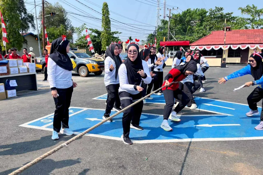 Kapolres Ikut Tarik Tambang, Perayaan HUT ke-81 Kemerdekaan RI di Polres Batola Makin Seru