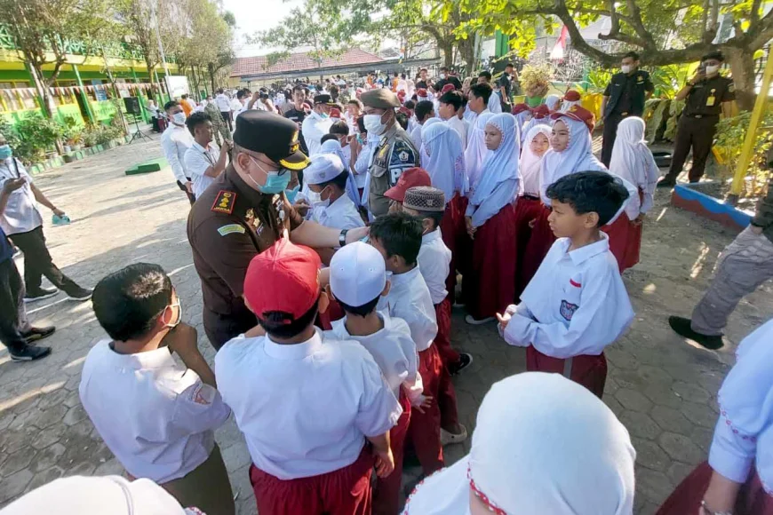 Antisipasi Dampak Asap Karhutla, Forkopimda Batola Turun Langsung Berbagi Masker