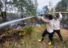 Surfaktan Polda Kalsel Mulai Dicoba Polres Batola, Bara Karhutla Langsung Padam
