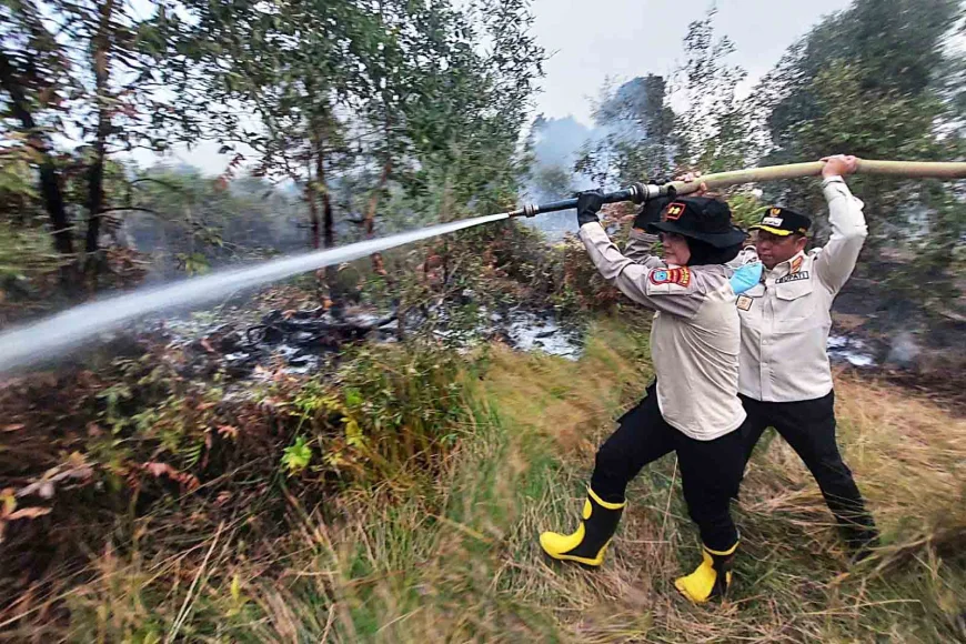 Surfaktan Polda Kalsel Mulai Dicoba Polres Batola, Bara Karhutla Langsung Padam