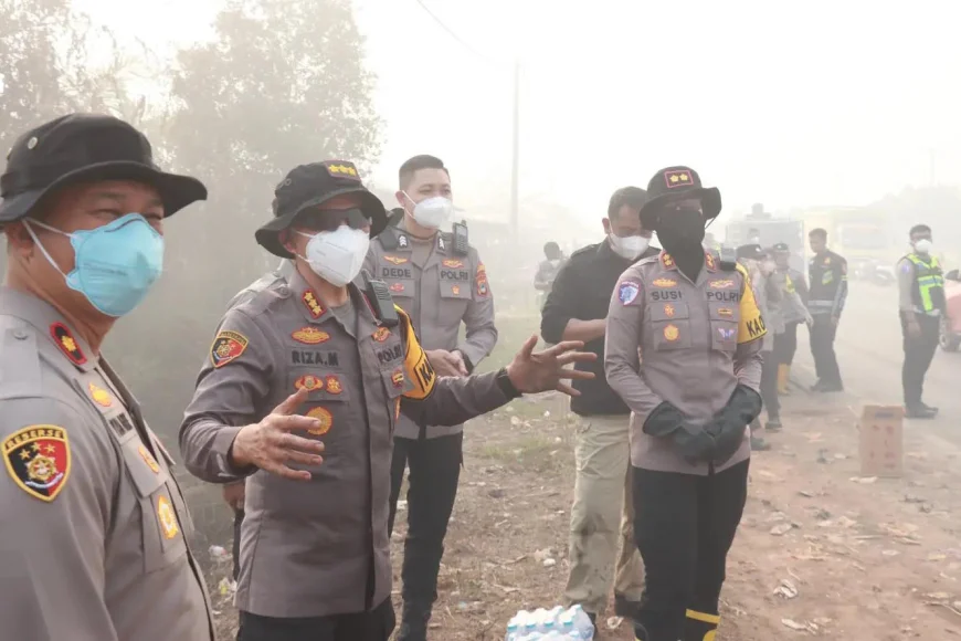 Polres Batola dan Polresta Banjarmasin Kompak Tangani Karhutla di Handil Bakti